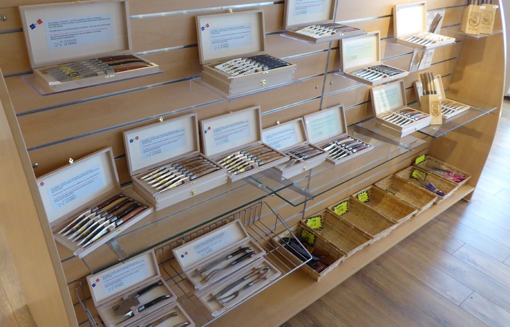 Showroom: models and materials Showroom interior with Laguiole knives and handle materials displayed in showcases